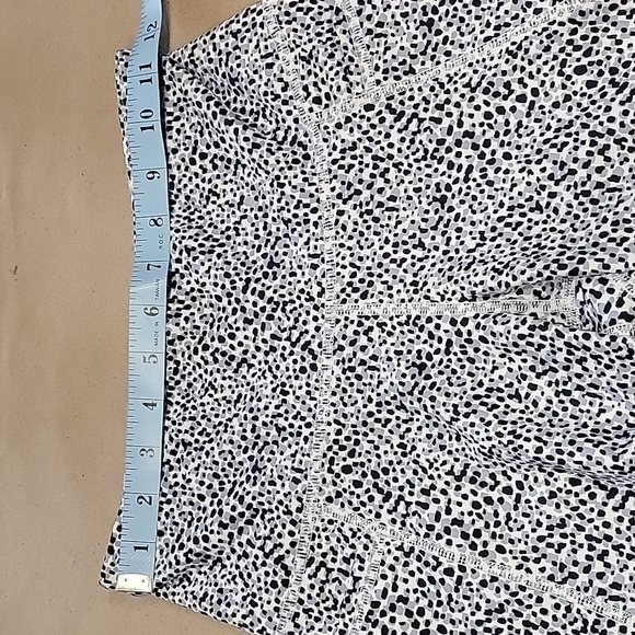 Old Navy SIze S, High Waisted Bike Shorts with Pockets New Without Tag - Picture 2 of 10